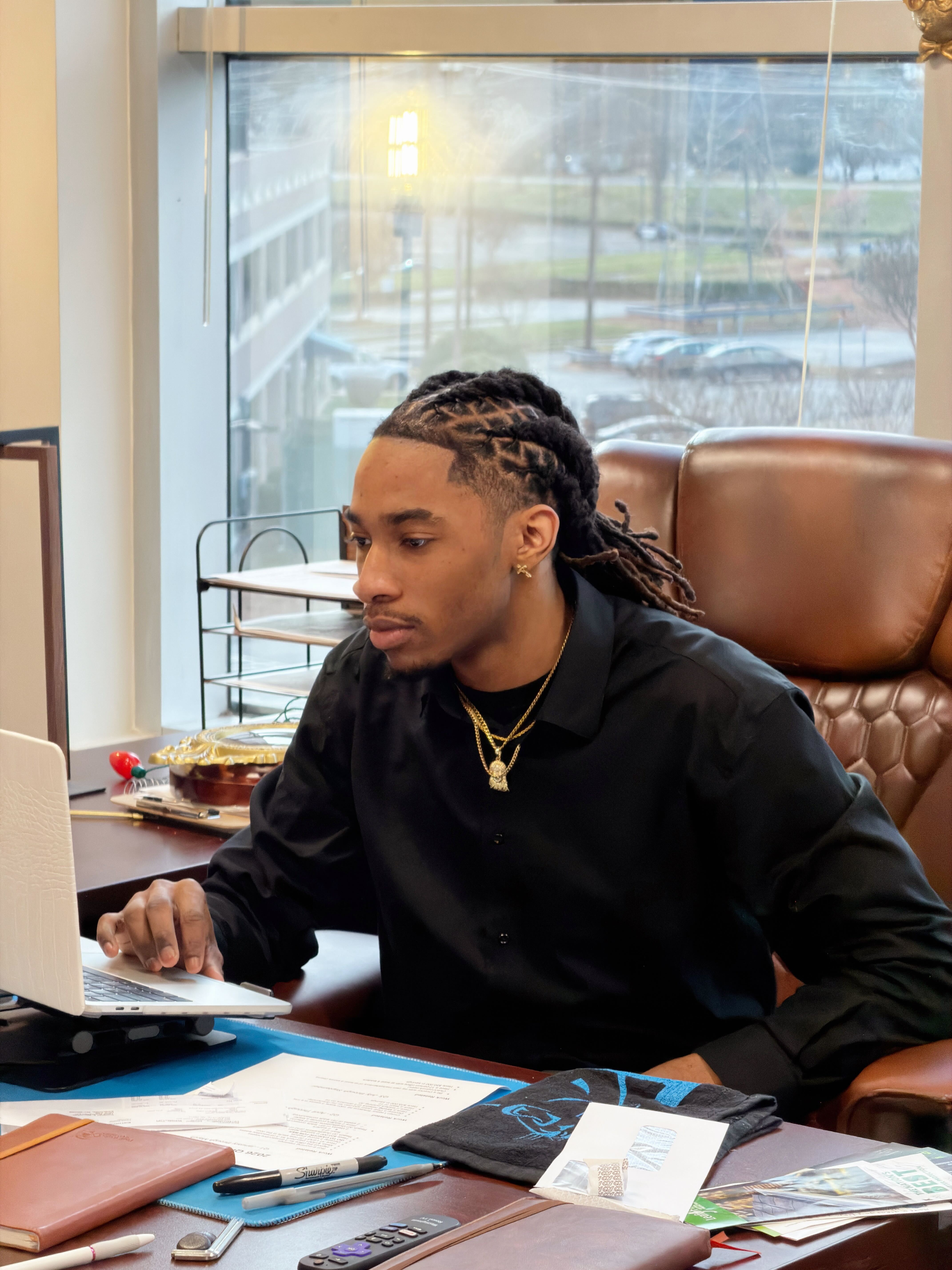 Gold Acquisitions team member working in retail sales environment